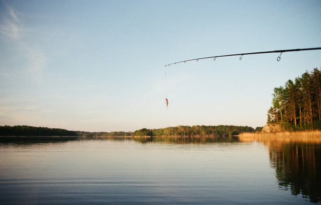 Õppige, kuidas jääda mugavaks kalastusreisi ajal. (Unsplash/Andrey Trusov)